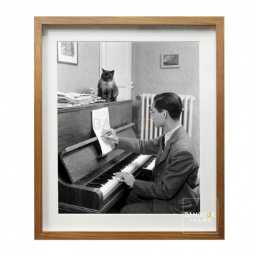 ภาพในหลวงรัชกาลที่9 ทรงเปียโน กรอบไม้สัก กระจกใส ขนาดรูป 8x10 นิ้ว