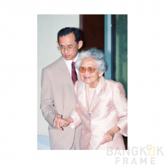 ในหลวง ประคองสมเด็จย่า