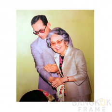 ในหลวง ประคองสมเด็จย่า